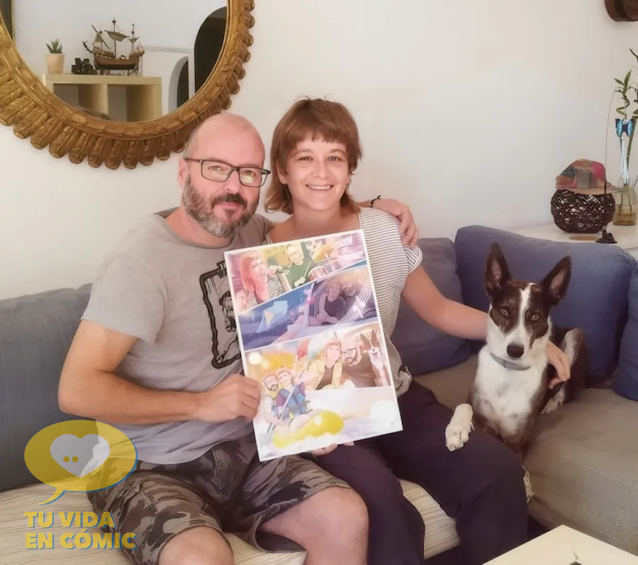 Pareja protagonista nos muestra su lámina con una página de cómic personalizada que cuenta la historia de amor de una pareja en cuatro viñetas: concierto en pareja, escena romántica en el coche, paseo en kayak y momento con su perro. Regalo de aniversario ilustrado a mano y colgable.