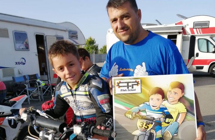 Ilustración personalizada - Padre e hijo sobre ruedas - Caricatura Personalizada - www.tuvidaencomic.com - BEN - TESTIMONIO 1