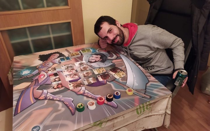 tapete-personalizado-juegos-de-mesa – Tu Vida en cómic – caricaturas personalizadas – regalos personalizados – TESTIMONIO 1 tapete-personalizado-juegos-de-mesa - Tu Vida en cómic - caricaturas personalizadas - regalos personalizados - TESTIMONIO