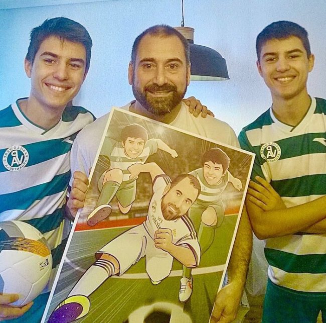 Ilustración de padre e hijos - Viviendo los colores - Ilustración regalo de día del padre - Ilustración de fútbol - www.tuvidaencomic.com - caricatura de fútbol - Testimonio Clientes satisfechos-min