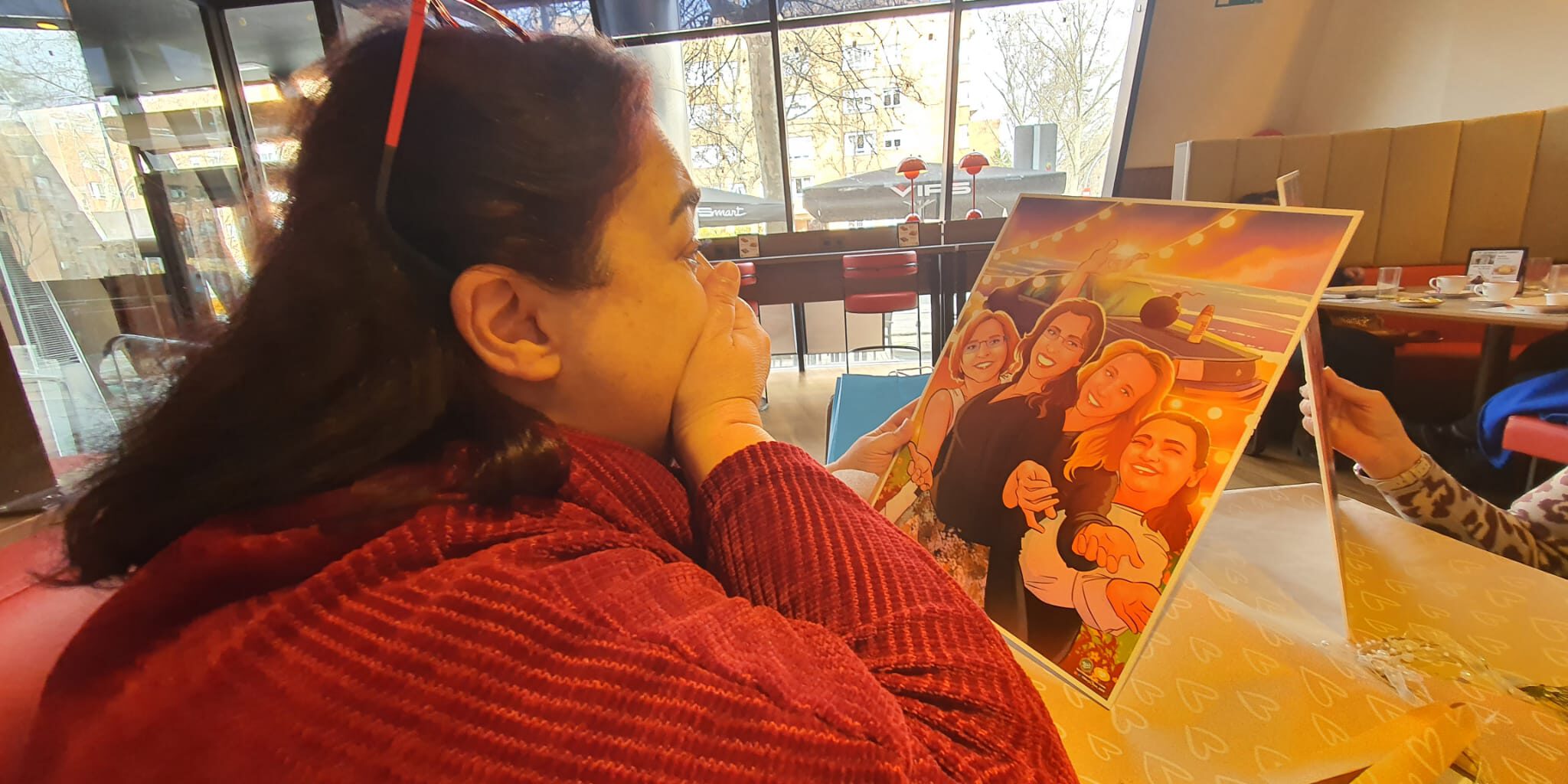 Cuatro amigas en formato cómic - www.tuvidaencomic - ilustración de amigas - regalo original de grupo - caricaturas personalizadas - Reacción - unboxing - clientes satisfechos 3