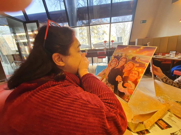 Cuatro amigas en formato cómic - www.tuvidaencomic - ilustración de amigas - regalo original de grupo - caricaturas personalizadas - Reacción - unboxing - clientes satisfechos 3