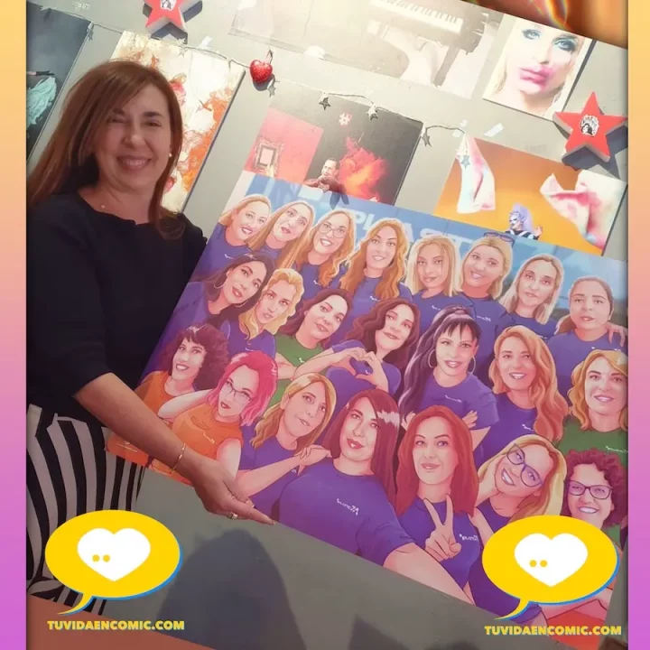 regalo-emotivo-caricatura-despedida – tuvidaencomic.com – ilustraciones personalizadas – regalos de jubilación – caricatuas Momento en el que la homenajeada recibe su regalo de despedida: una caricatura de grupo que la emocionó