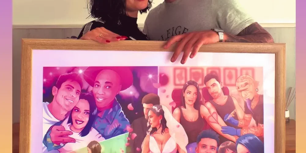 regalo-ilustrado-hecho-a-mano-pareja Pareja emocionada posando con su lámina de cómic personalizado de amor impreso y enmarcada, regalo hecho a mano