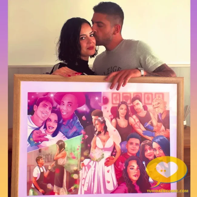 regalo-ilustrado-hecho-a-mano-pareja Pareja emocionada posando con su lámina de cómic personalizado de amor impreso y enmarcada, regalo hecho a mano