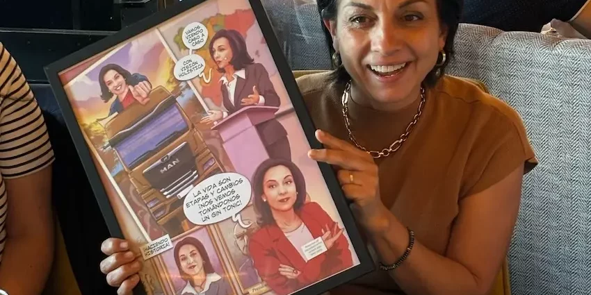 unboxing-reaccion-clienta-feliz-regalo-despedida-directiva-regalo-de-jubilacion-regalo-para-compañera-de-trabajo 2 Reacción de la directiva y compañera de trabajo al recibir su regalo de despedida en forma de cómic personalizado con su historia laboral. Emoción y lágrimas.