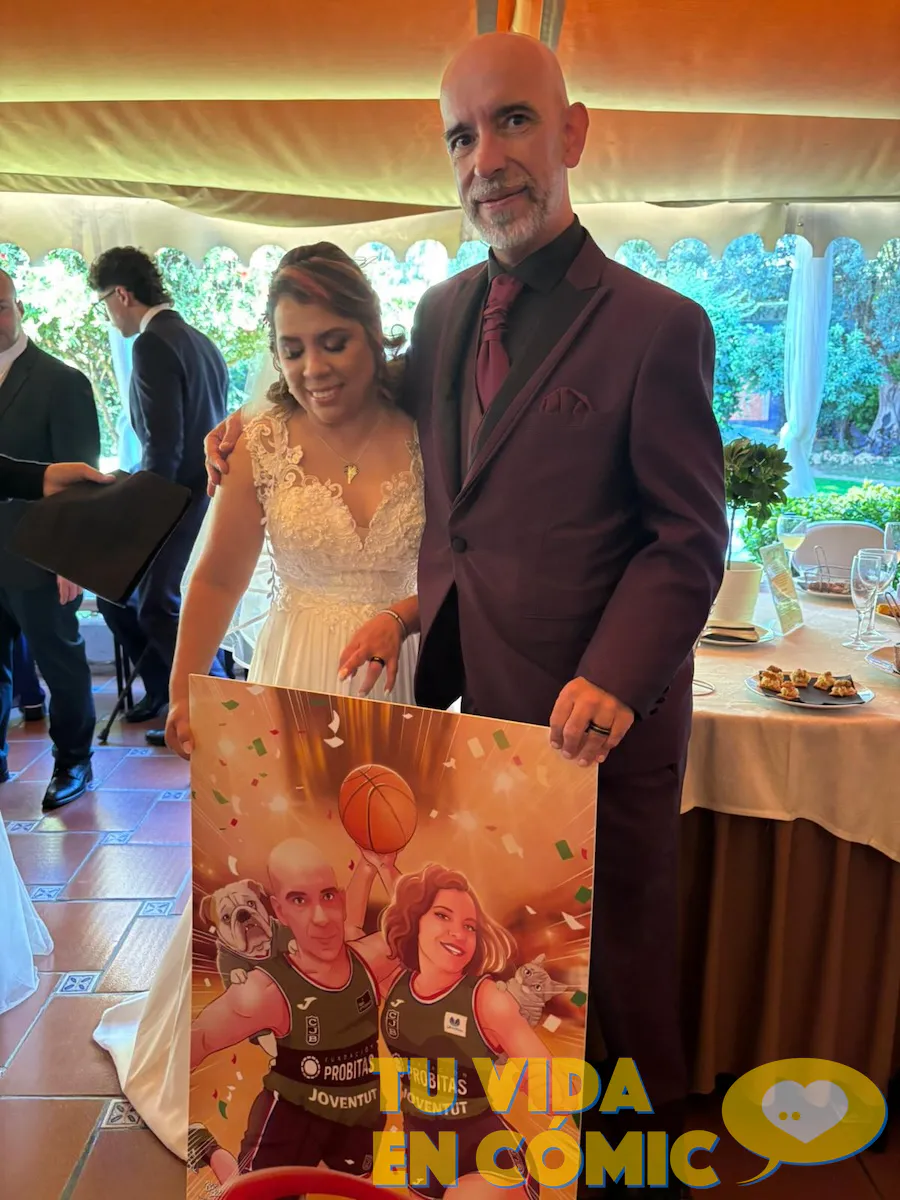 Imagen de la pareja junto a su lámina impresa con una Ilustración personalizada creada como regalo de boda original para una pareja apasionada del baloncesto. Una escena divertida y emotiva encargada por sus amigos para inmortalizar su historia y sus mascotas.