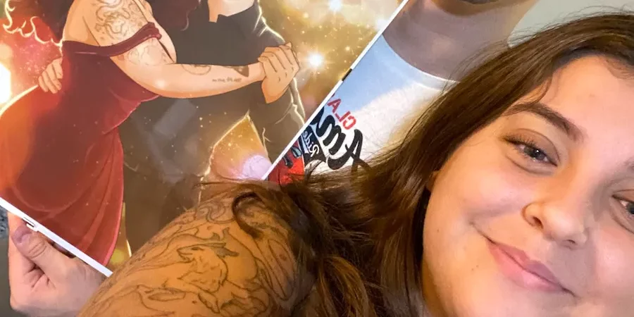 lamina-personalizada-regalo-aniversario-bailando-enamorados-tu-vida-en-comic-regalo-para-mi-novio-testimonio-clientes-felices Foto de los protagonistas mostrando su Ilustración personalizada de pareja bailando, creada como regalo de aniversario. Lámina estilo artístico con luces cálidas y ambiente romántico, hecha a mano por Tu Vida en Cómic. Colgada en la pared del dormitorio. Clientes felices tras el unboxing.