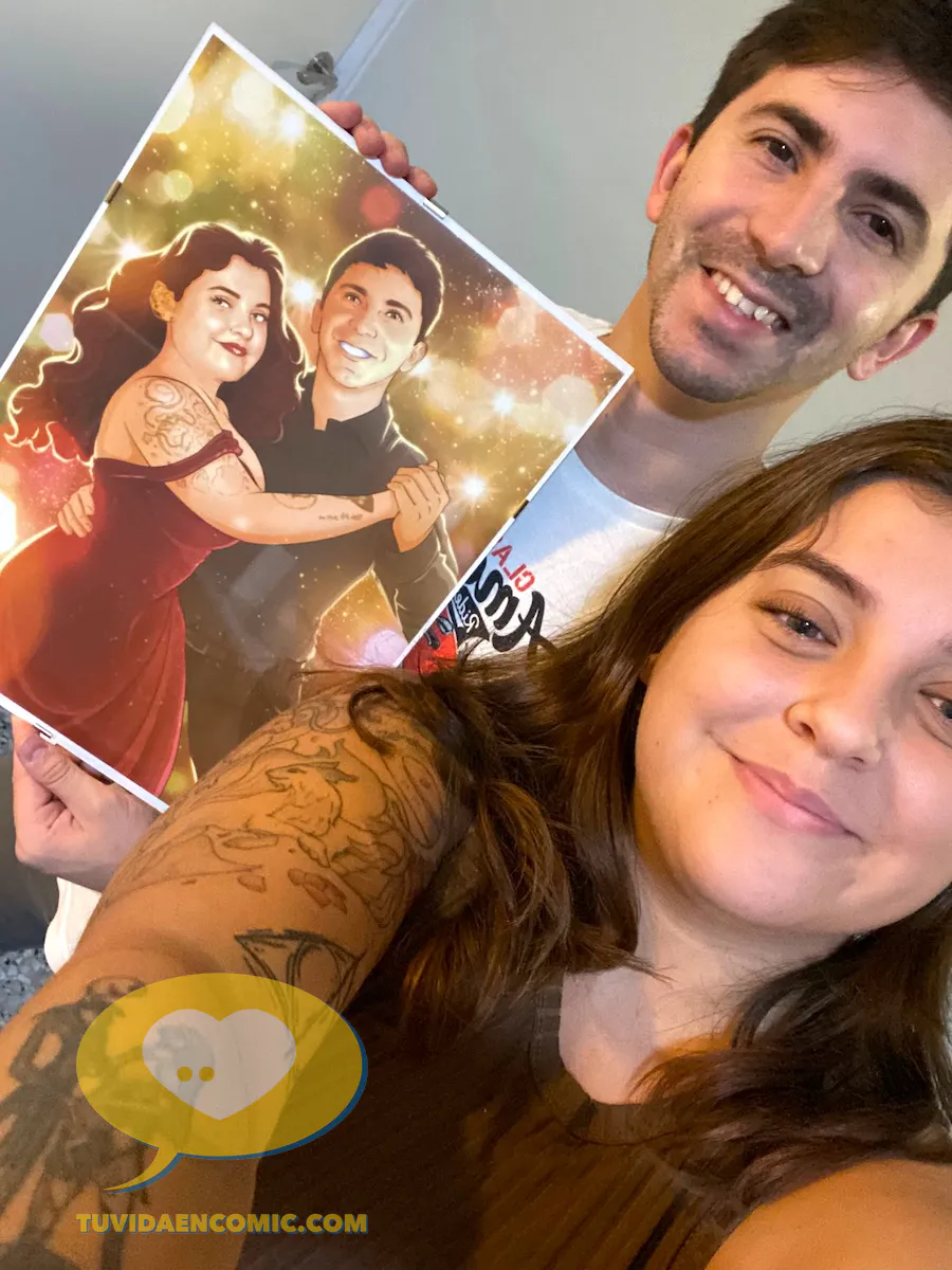 Foto de los protagonistas mostrando su Ilustración personalizada de pareja bailando, creada como regalo de aniversario. Lámina estilo artístico con luces cálidas y ambiente romántico, hecha a mano por Tu Vida en Cómic. Colgada en la pared del dormitorio. Clientes felices tras el unboxing.