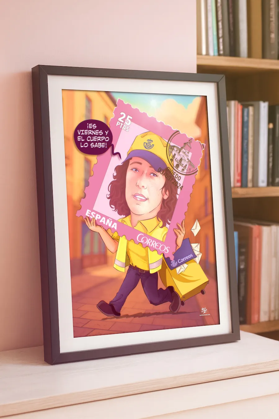 Caricatura personalizada como regalo de despedida para una compañera de trabajo en Correos. Ilustración en forma de sello postal con uniforme amarillo, carrito de reparto y frase divertida “Es viernes y el cuerpo lo sabe”. Regalo de jubilación para empleada de Correos. Enmarcado tras unboxing