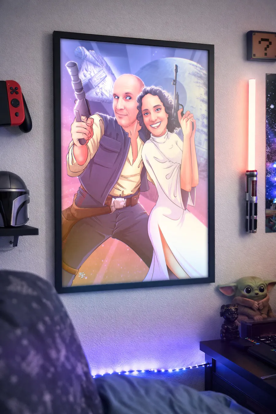 lámina colgada en la pared con la Ilustración personalizada de pareja inspirada en Star Wars, creada a mano como regalo de Navidad para un matrimonio.