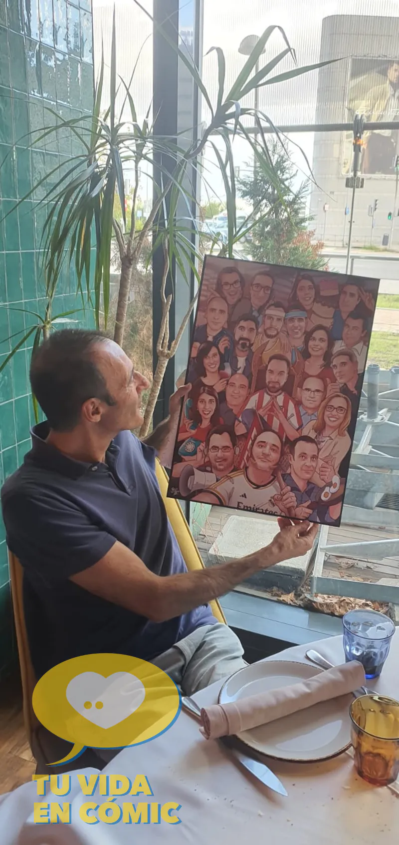 Compañeros de trabajo posando felices con su lámina de ilustración personalizada. Reacción al recibir un regalo de despedida original y emotivo