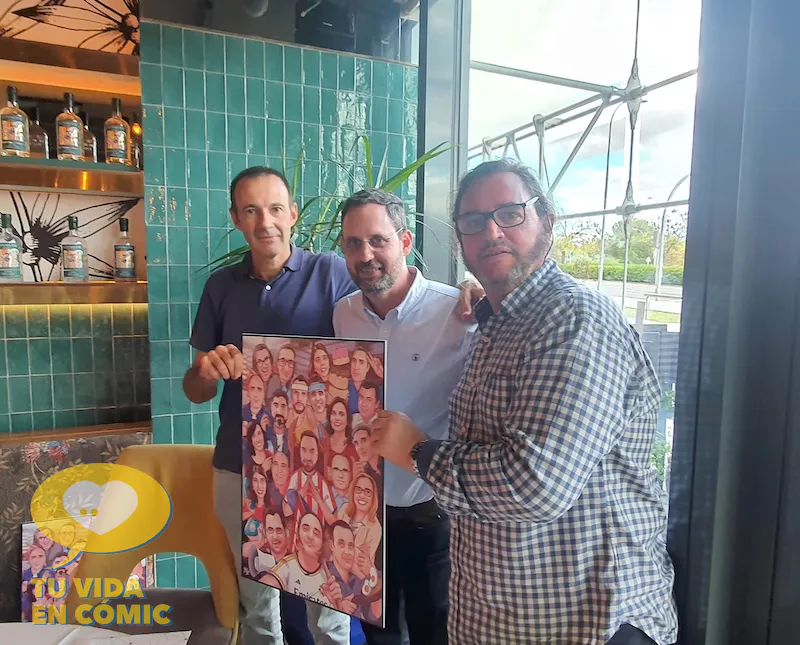 Compañeros de trabajo posando felices con su lámina de ilustración personalizada. Reacción al recibir un regalo de despedida original y emotivo
