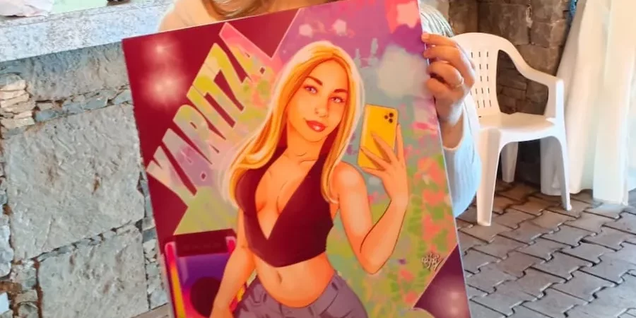 Clienta sonriente sosteniendo una ilustración personalizada impresa como regalo para adolescente y 18 cumpleaños