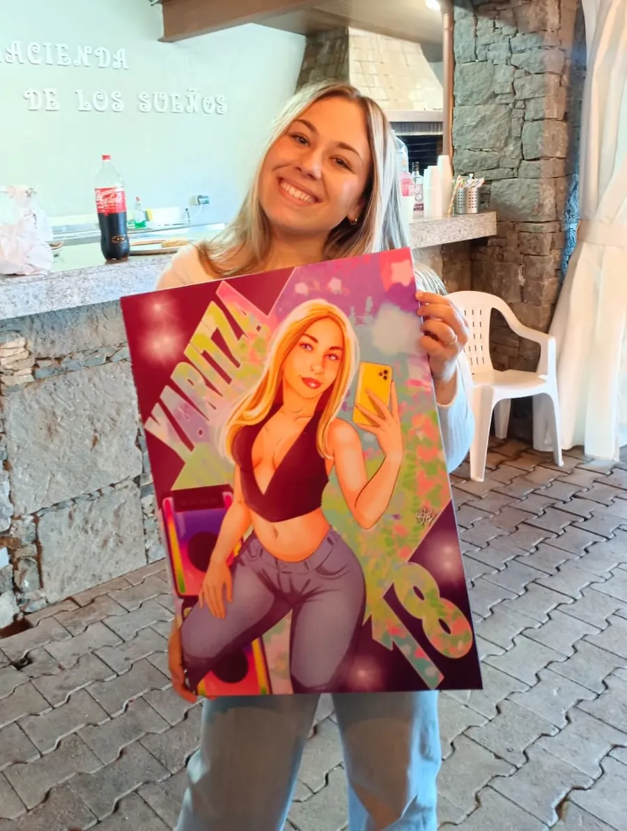 Clienta sonriente sosteniendo una ilustración personalizada impresa como regalo para adolescente y 18 cumpleaños